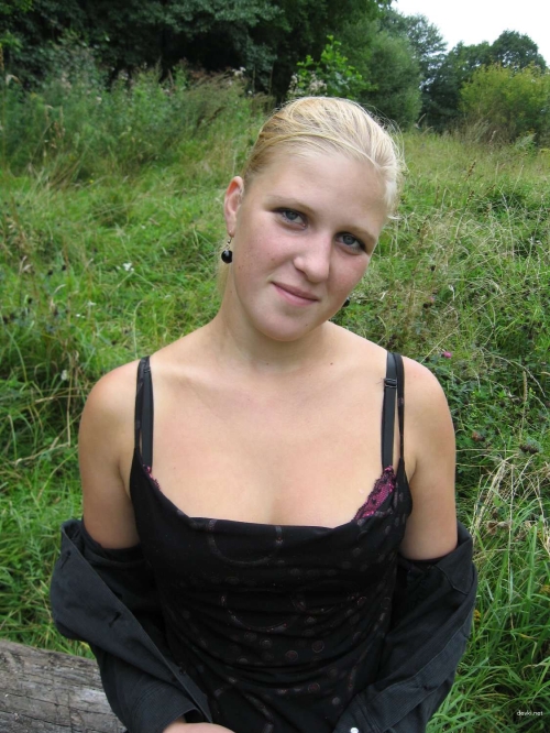Explicit Outdoor Boob Flash: Uninhibited Nature Exposure for Voyeurs