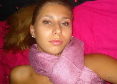 Seductive Babe Flaunting Her Buns - Explicit and Hot Amateur Pic!