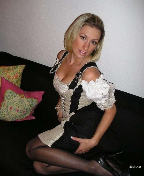Hot MILF Seduces in Amateur Photo: Mature Beauty Exudes Sensuality