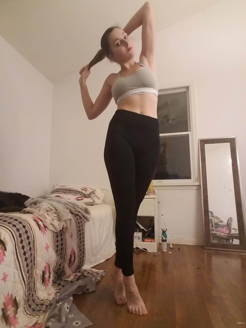 XXX Busty Amateur with Sexy Curves: Explicit Photo