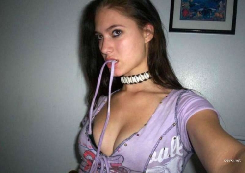 Sizzling Selfie: Voluptuous Vixen Flaunts Jaw-Dropping Curves - Uncensored Amateur Pic