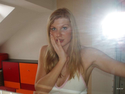 Explicit Amateur Girl Poses Seductively in Provocative Photo Shoot