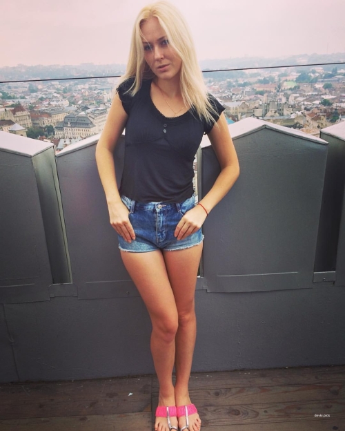 Explicit Selfie Queen Bares All in Provocative Photoshoot