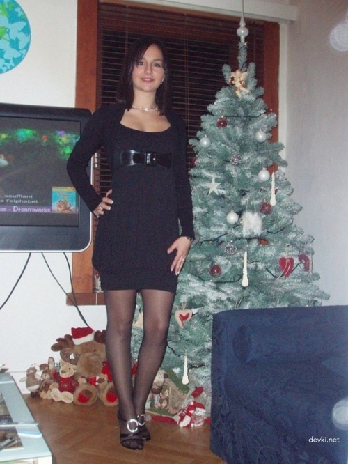 Steamy Amateur Babe Goes Fully Nude - Uncensored XXX Pic