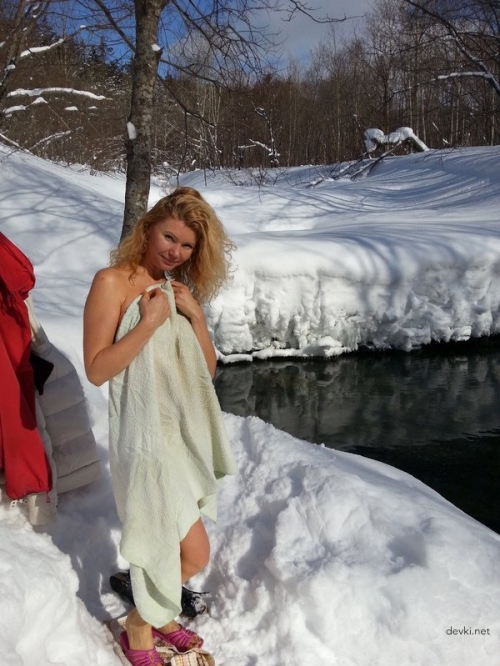 Sexy Busty Babe Braving Cold Weather in Racy Amateur Photoshoot