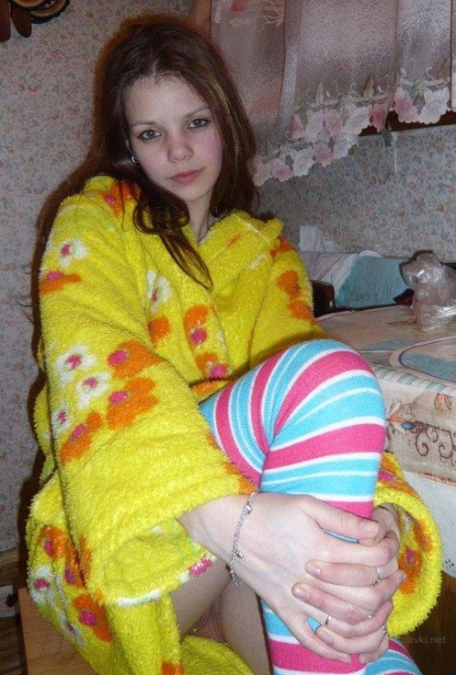 Amateur Teen Shows Off Wet Pussy in Explicit Porn Pic