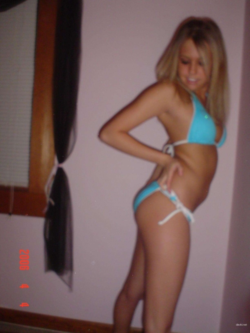 Hot Amateur Bikini Babe Teasing in Blue Swimsuit - Seductive and Explicit Photo!