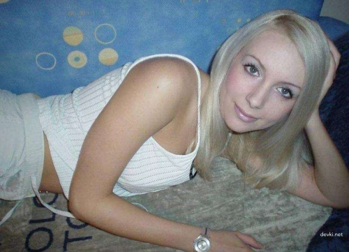 Blonde Bombshell Goes Fully Nude - Raw Amateur XXX Photoshoot