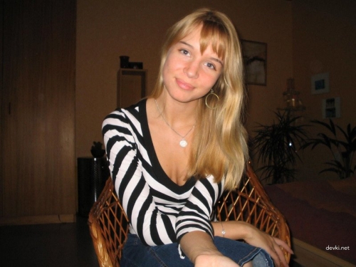 Naughty Country Girl Exposed: Hot Amateur Slut Revealed in Explicit English Photo