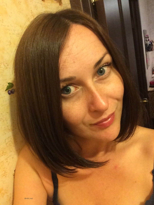 Amateur Girlfriend Spreads Her Pussy Wide for Explicit Photoshoot