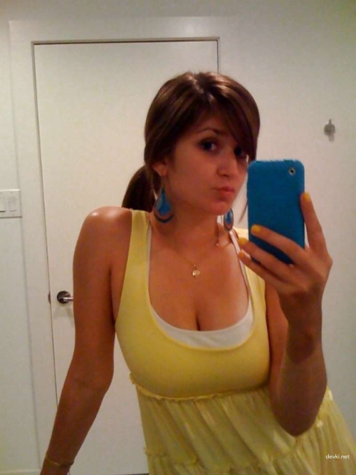 Explicit Amateur Nude Pic: Young Woman Poses Naked - Hot and Sexy Girl Exposed