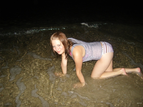Amateur Girl Exposes Busty Tits in Explicit Full View!