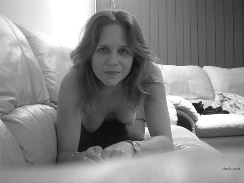 Amateur Wife Nude Couch Pose - Explicit Homemade Porn Pic