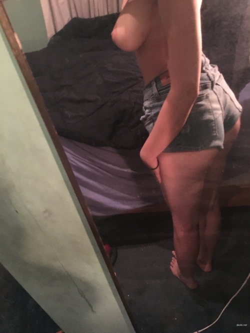 Seductive Busty Amateur Flaunting Perfect Tits in Racy Photos