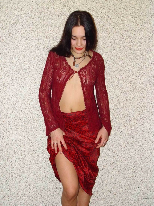 Hot Gypsy Babe Removes Panties: Explicit Amateur Photo