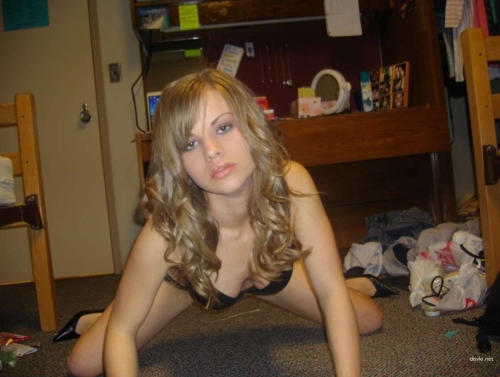 Explicit Amateur Nudes: Seductive Poses of Beautiful Girl in Private Erotic Photos