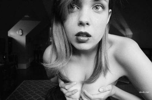 XXX Amateur Photo Shoot: Seductive Babe's Explicit Poses for Camera