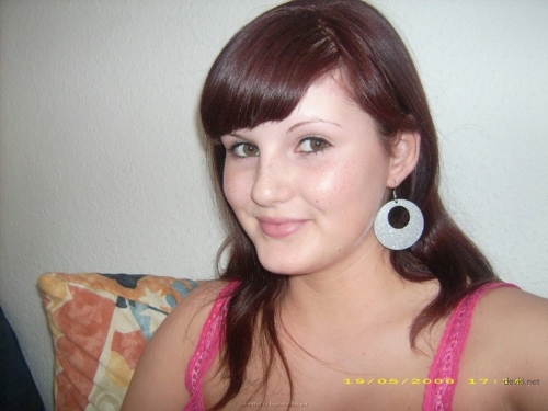 XXX Curvy Girl Commando Upskirt - Explicit Amateur Photo