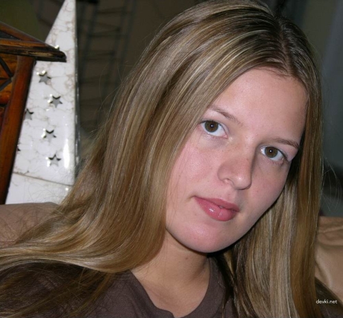Explicit Close-Up Amateur Babe Shows Holes in Graphic Detail