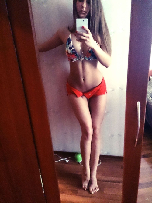 XXX Nude Amateur Selfie: Erotic and Provocative Naked Girl Pic