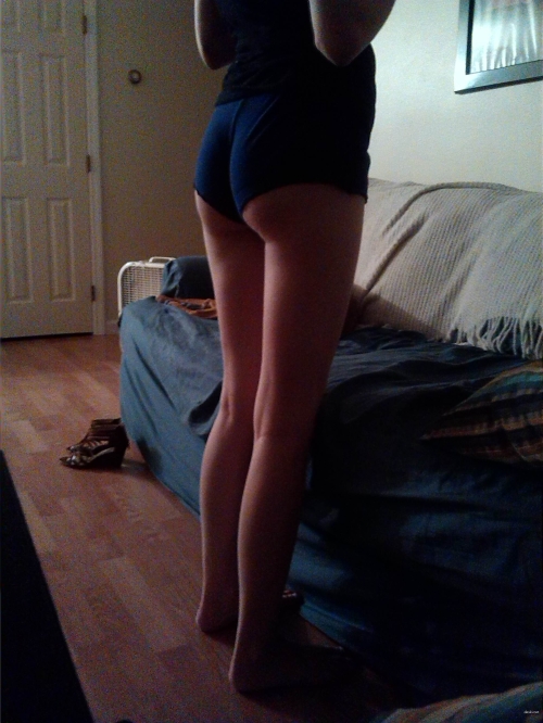 XXX Brunette Babe Exposed in Hot Amateur Photos: Explicit Shots & Sexy Poses