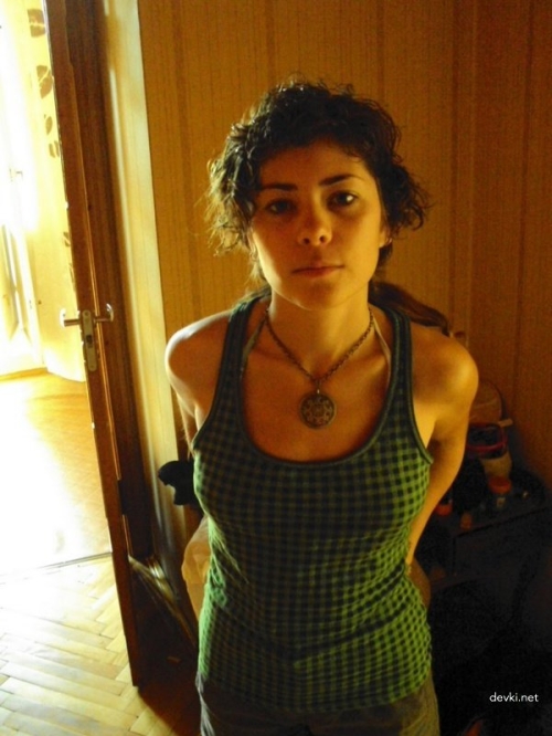 Amateur Nude Girl Poses Explicitly in Provocative Photo Shoot