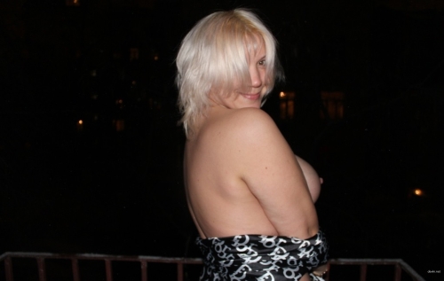 XXX Seductive Woman with Huge Cleavage: Uncensored Amateur Photo