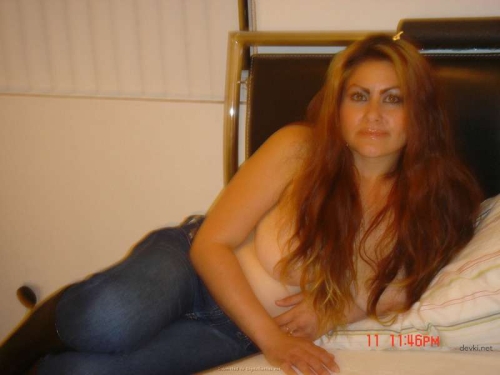 Explicit Amateur Woman Exposes All: Full Display of Nude Assets