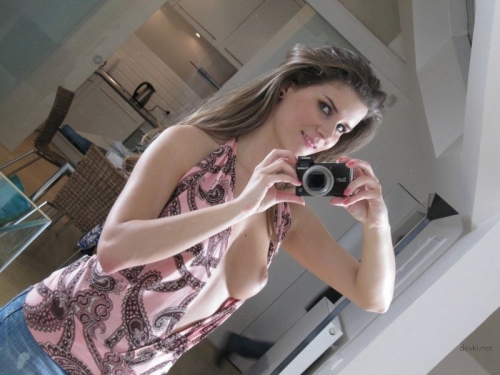Explicit Amateur Selfies: Hot Chick's Sexy Photos - Uncensored & Provocative