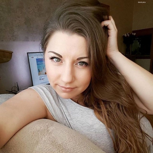Amateur Bombshell Bares Massive Tits - Explicit Busty Photo