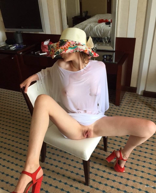 Explicit Amateur Pussy Display: Hot Woman Shows Off in Stunning Photo