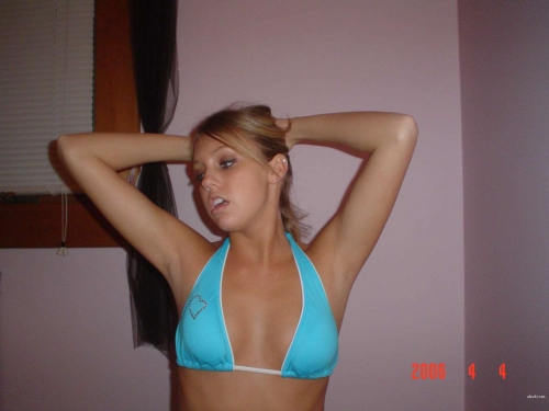 Hot Amateur Bikini Babe Teasing in Blue Swimsuit - Seductive and Explicit Photo!