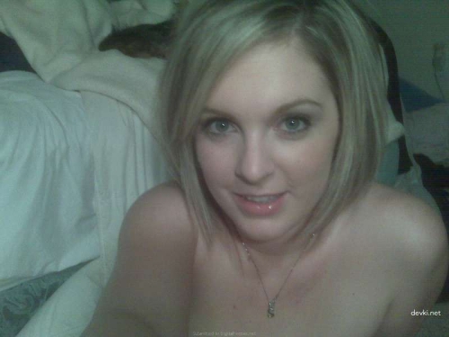 Amateur Wet Pussy Porn: Explicit Photo Shoot with Naughty Amateur Babe