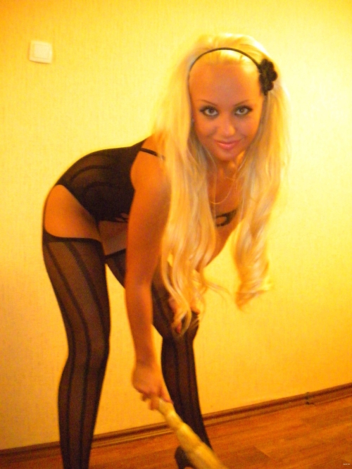 Blonde Bombshell in Erotic Lingerie: Raw and Provocative Amateur Photos