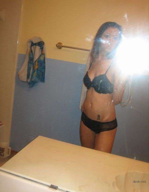 Amateur Nude Girl Showing Off Hot Ass: Explicit Photo