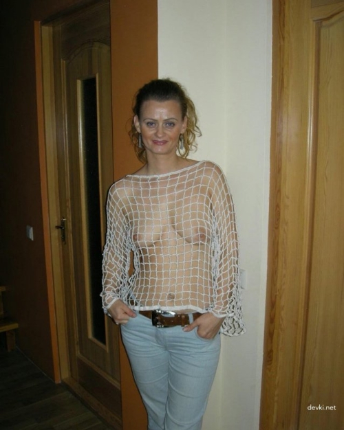Explicit Amateur Nude Photo Shoot: Naked Woman Poses Seductively