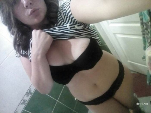 Hot Curvy Babe's Explicit Selfie Video on Phone: XXX Filming Fun