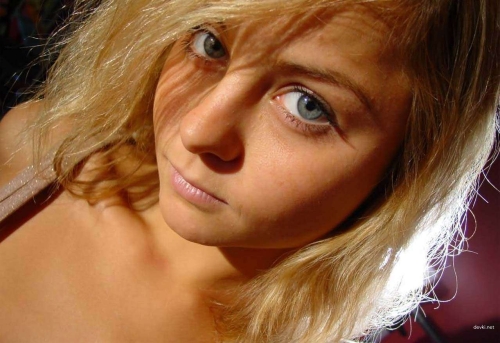 Steamy Amateur Model Strips: Seductive Babe's Erotic Photoshoot