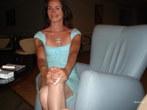 Drunk Amateur Woman Flashing Pussy: Explicit XXX Photo