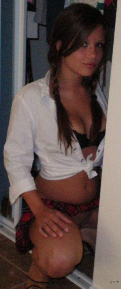 Skinny Girl's Explicit Amateur Nudes: Private Photos of Cute Babe
