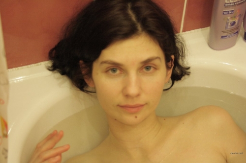 Sultry Amateur Babe Sizzles in Steamy Photoshoot - Hot & Naughty Poses