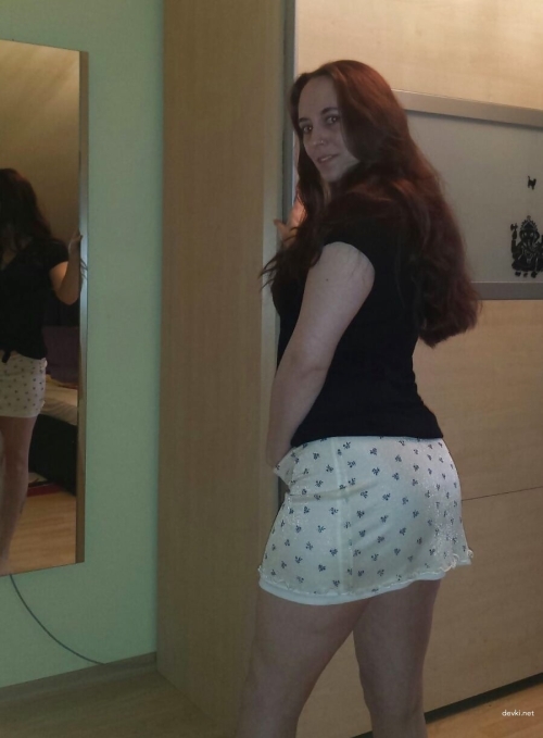 Seductive MILF Flaunts Perfect Booty: Naughty Amateur Ass Pic
