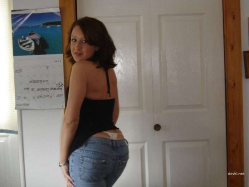 Hot Brunette Goes Nude: Uncensored Amateur Home Photo Shoot