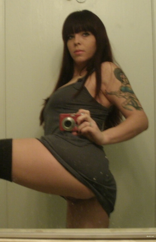 XXX Nude Amateur Selfies: Explicit Photo Shoot of Naked Girl
