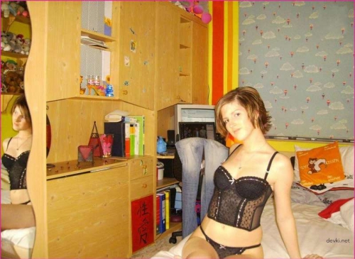 Amateur Teen Exposes All: Explicit Photos of Young Woman Flaunting Her Assets