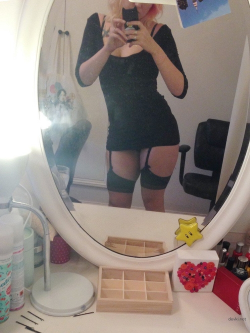 Sizzling Amateur Babe's Erotic Selfie Shoot - Explicit Amateur Photo Session