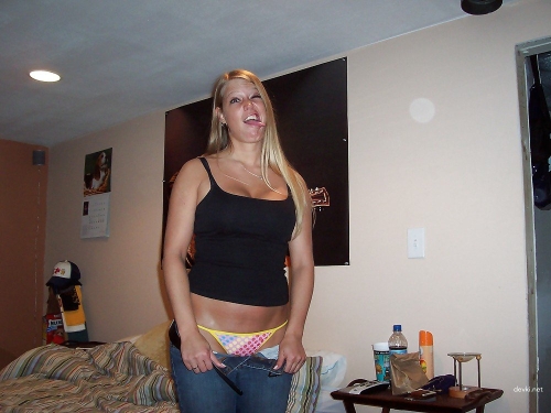 Sultry Amateur Beauty Exposes Juicy Pussy - Explicit XXX Content