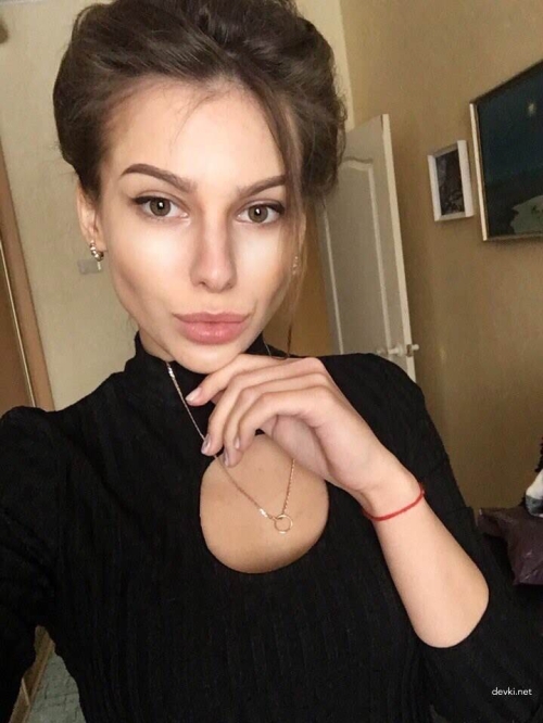 Explicit Amateur Pics: Sexy Cuties with Plump Lips - Bold & Provocative!