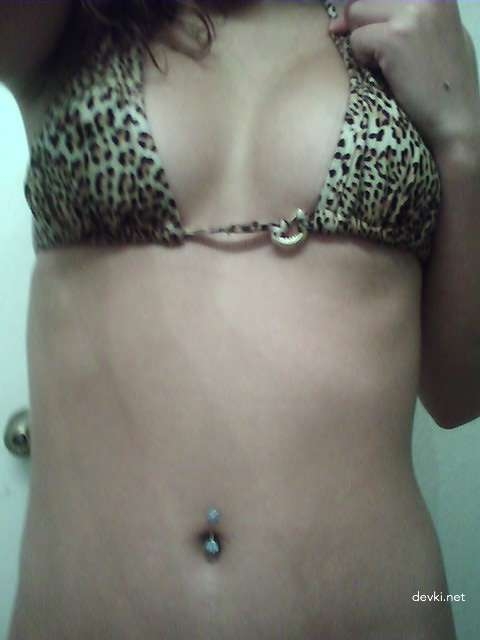 Steamy Brunette's Explicit Erotic Amateur Pics - Seductive Sensuality Unleashed