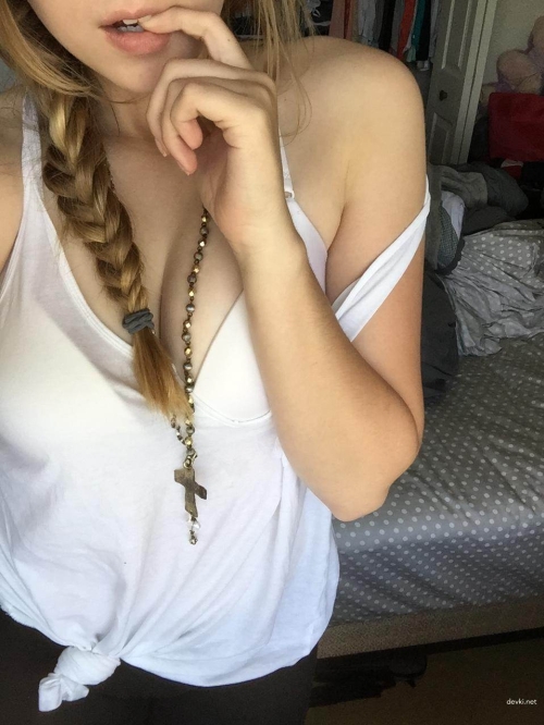 XXX Blonde Bombshell: Uncensored Amateur Erotica Pics of a Seductive English Blondie